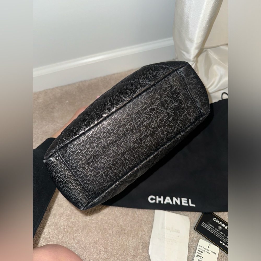 100% authentic Chanel black small shopping tote bag - Picture 3 of 16